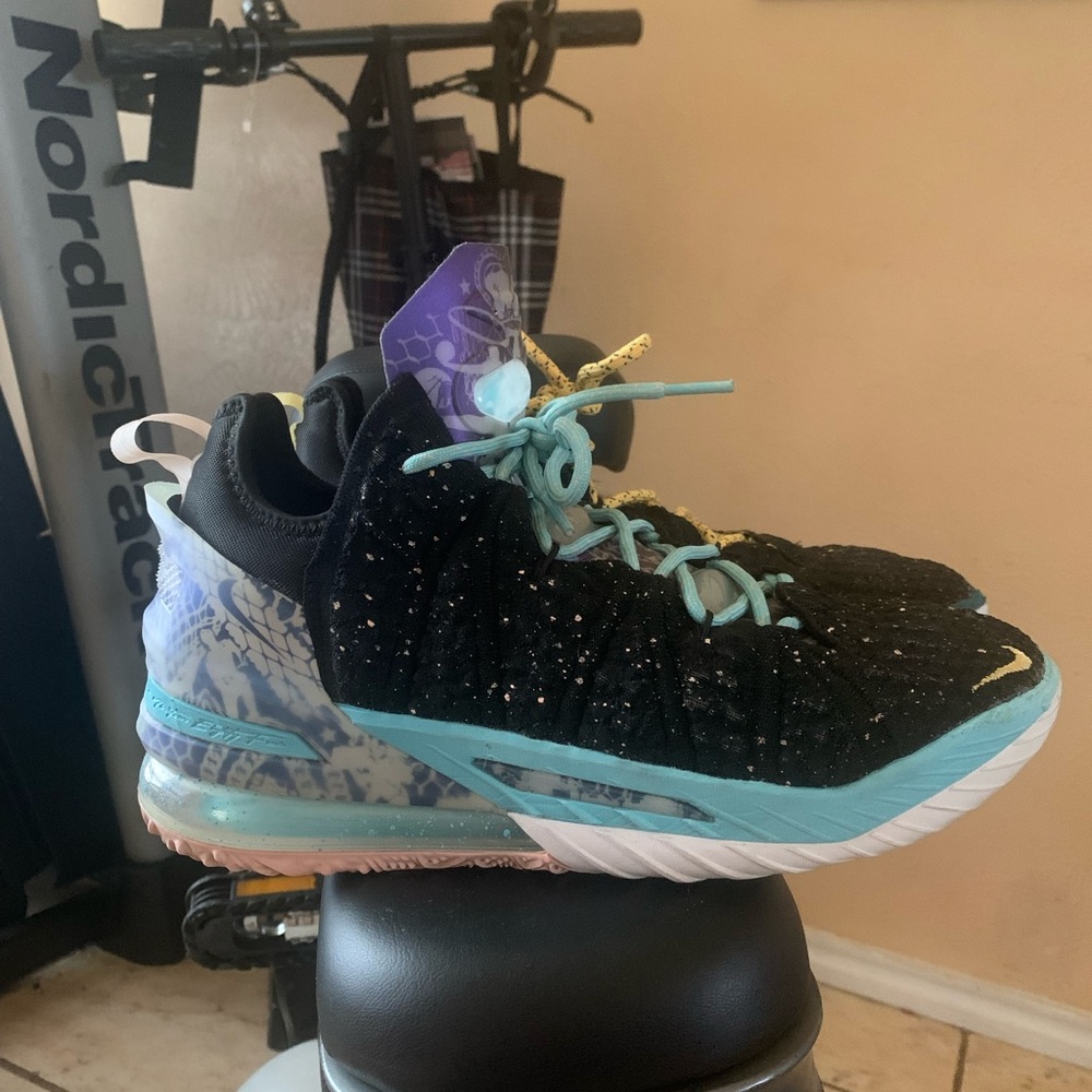 Nike lebron XVIII size 8